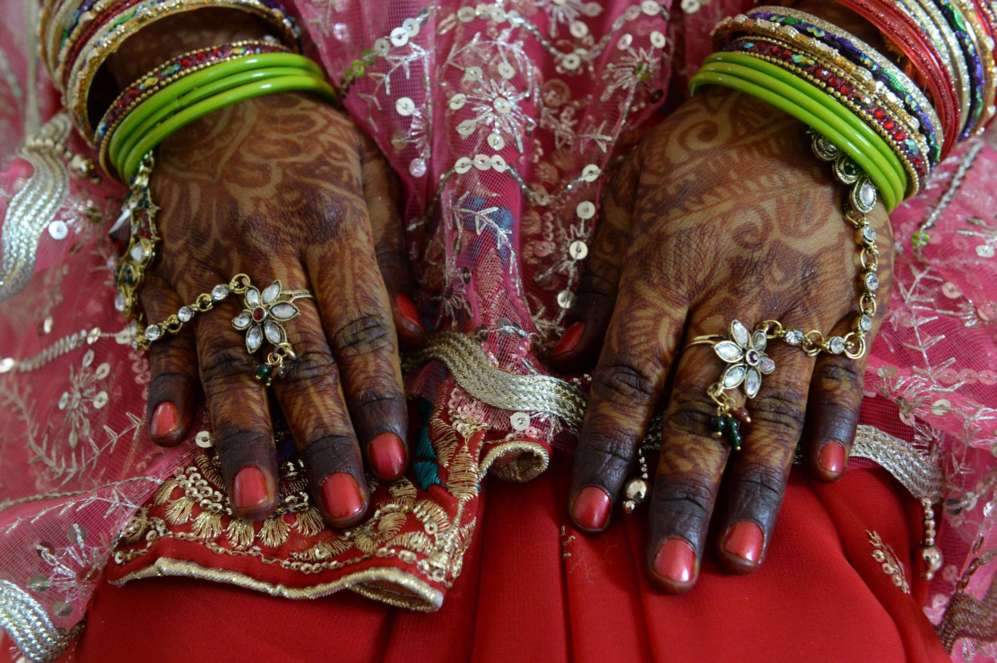 Una novia india con el traje tradicional participa en una ceremonia de...
