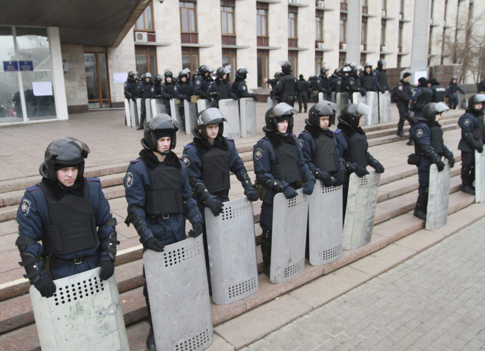 Un grupo de policas antidisturbio ucranianos desplegados ante la...