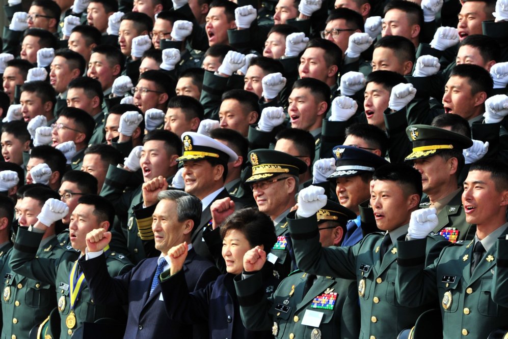 El presidente surcoreano y los nuevos oficiales militares posan para...