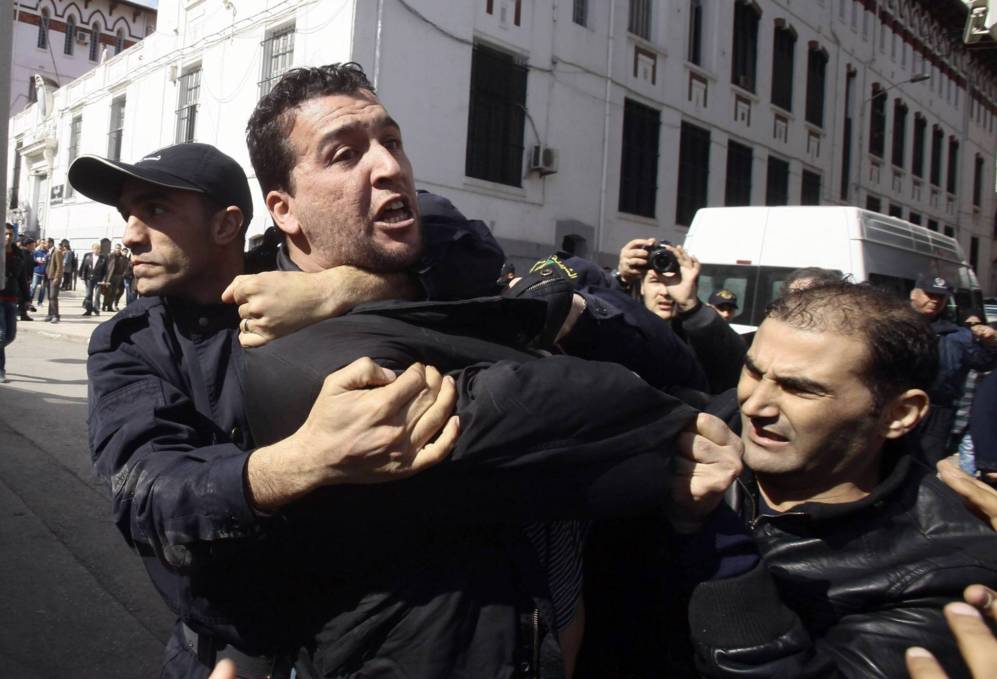La polica detiene a un manifestante durante una manifestacin en...
