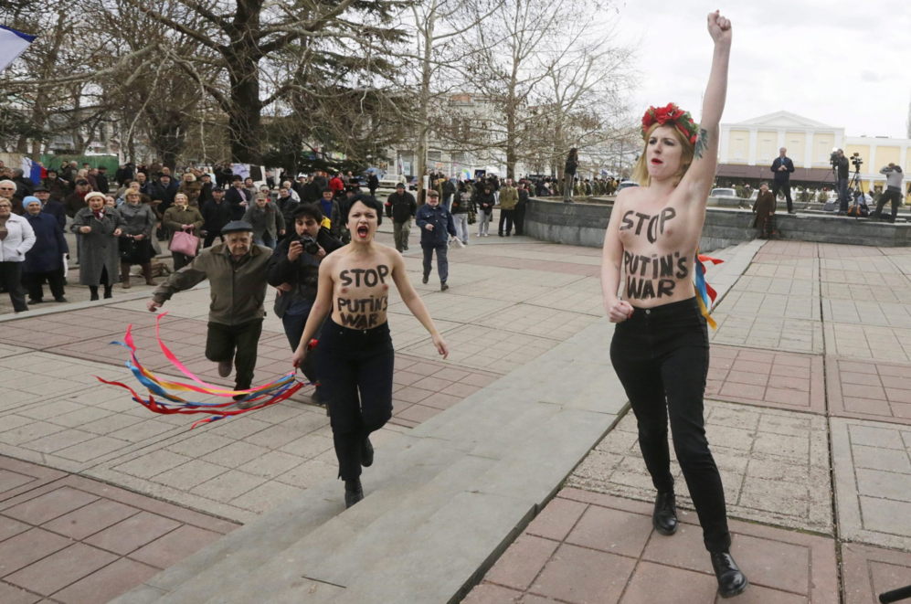 Pro -rusos corren para impedir que dos activistas de Femen se...