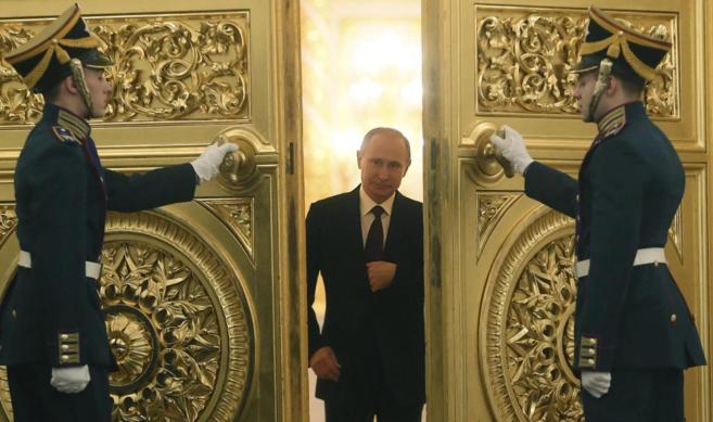 Vladmir Putin entra en la Sala de San Jorge en el Gran Palacio del...