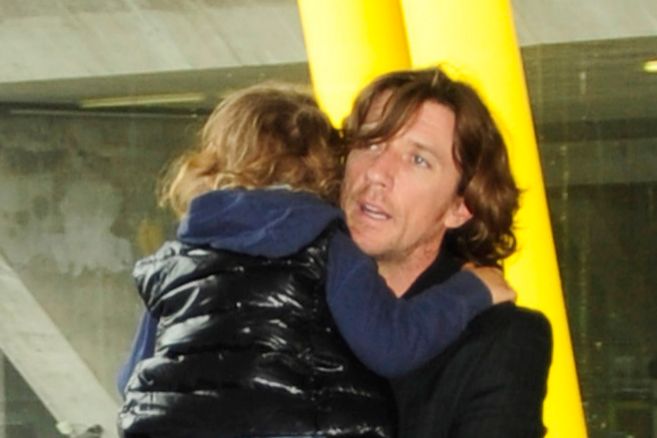 Colate, con su hijo en brazos, en el aeropuerto de Madrid