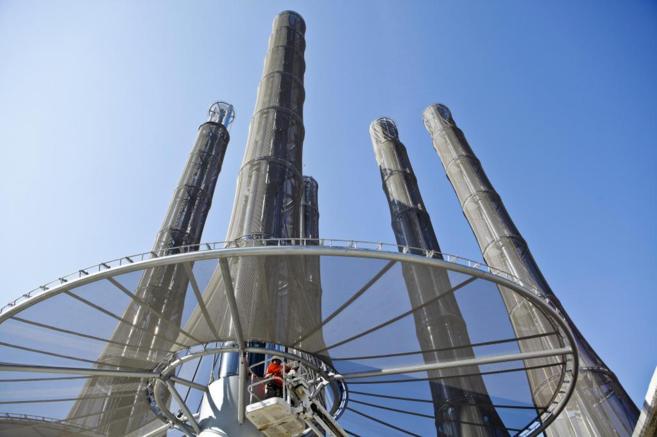 Un operario repara una de las torres de la central termoelctrica del...