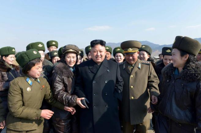 El dictador Kim Jong-un, rodeado de militares.