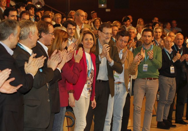 Arantza Quiroga recibe los aplausos de Rajoy y del resto del PP tras...