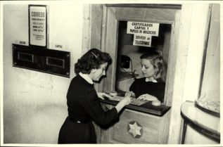 Mujeres en una oficina de Correos, en los aos 50.