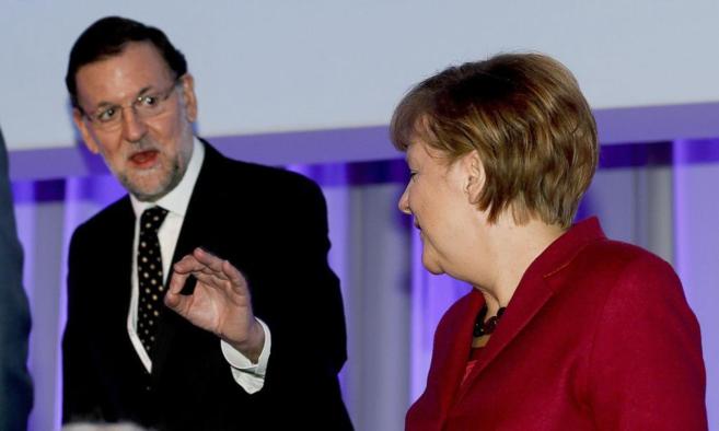 Mariano Rajoy charla con Angela Merkel, el viernes, durante la...