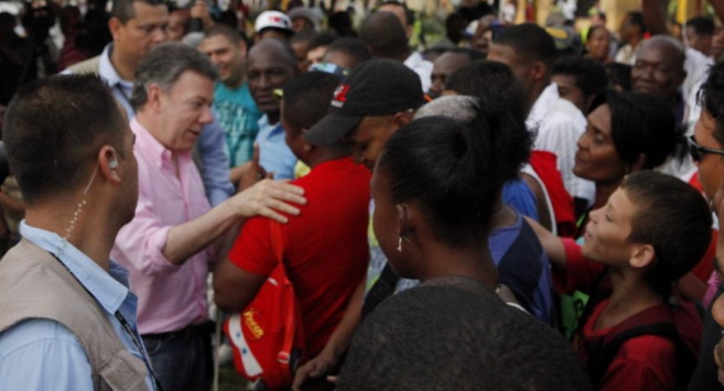 Juan Manuel Santos conversa con unos ciudadanos en la víspera de las...