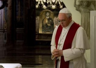 El Papa Francisco rezando en las grutas del Vaticano.
