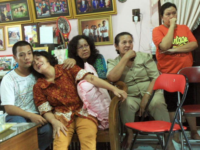 Una familia indonesiatras conocer por la televisión que uno de sus...
