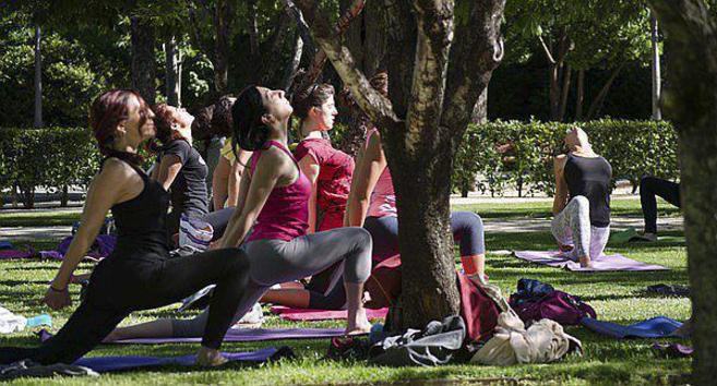 Clase de yoga en un parque de Madrid.
