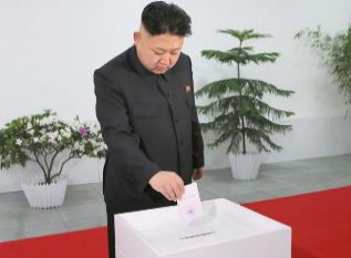 Kim Jong-un deposita su voto en Pyongyang.