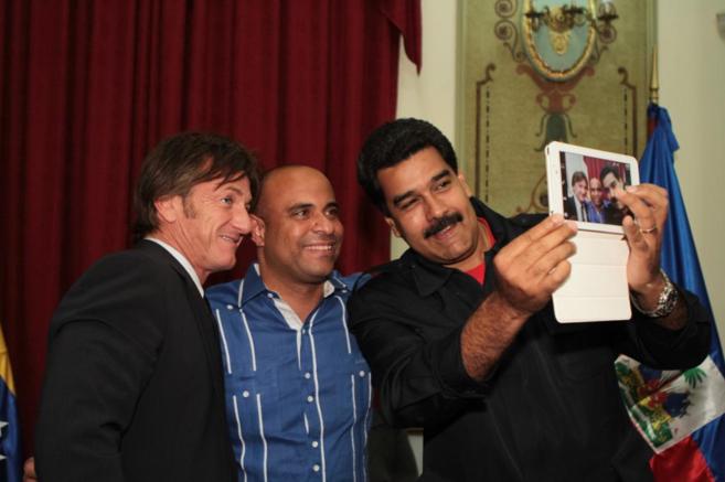 Nicols Maduro toma una 'selfie' junto a Sean Penn y el...