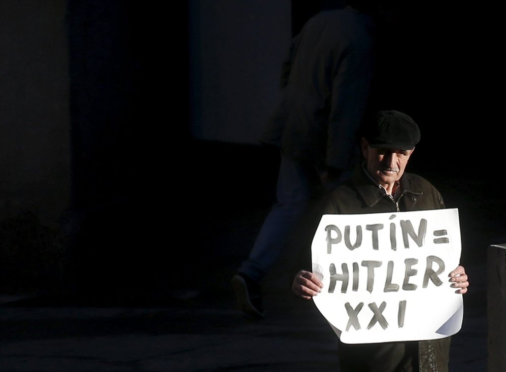 5 de Marzo de 2014. Un manifestante ensea un cartel calificando a...