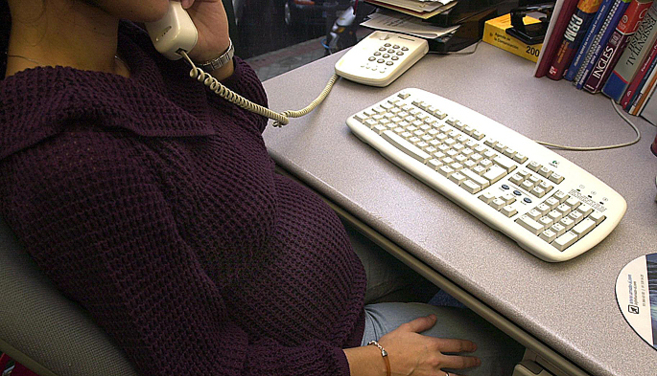 Una mujer trabaja ante un ordenador.