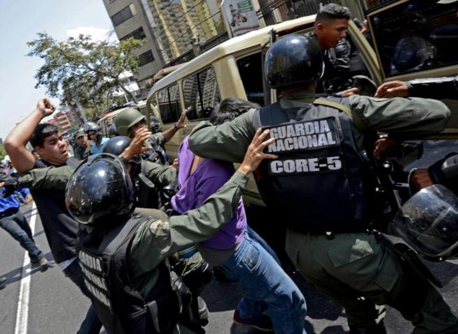 La Guardia Nacional venezolana arresta a un opositor por participar en...