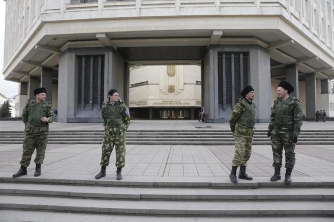 La guardia cosaca custodia el Parlamento regional de Crimea en...