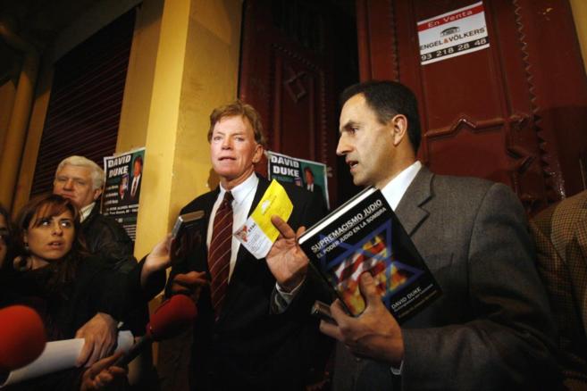 Pedro Varela, a la derecha en 2007, tras prohibirse una conferencia...