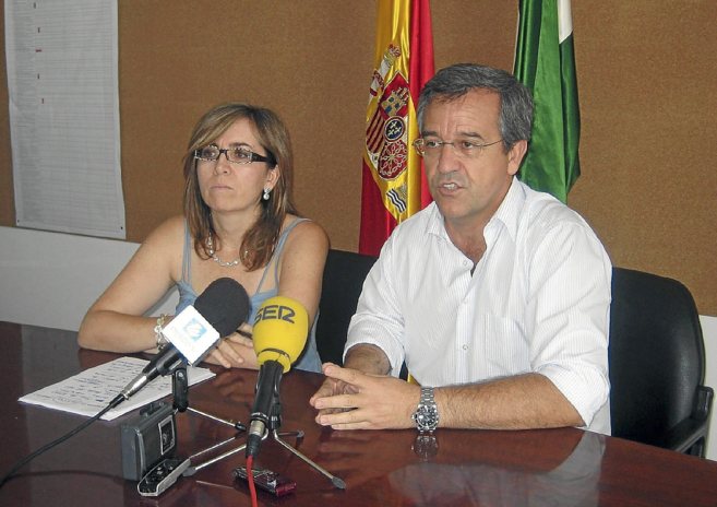 Arahuetes, junto al alcalde de Estepona, en una imagen de archivo.