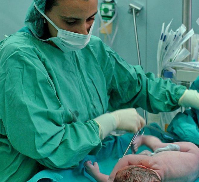 Una matrona atiende a un beb recin nacido.