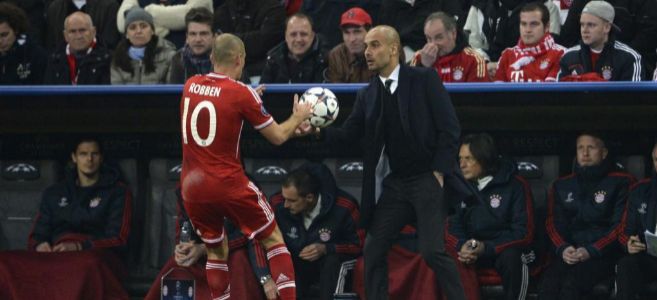 Guardiola entrega el baln a Robben en la zona tcnica.