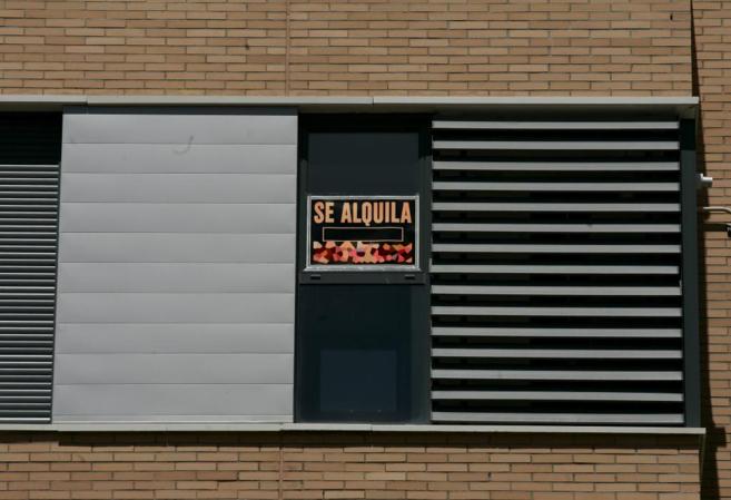 Imagen de archivo de un piso con el cartel de 'Se alquila'...