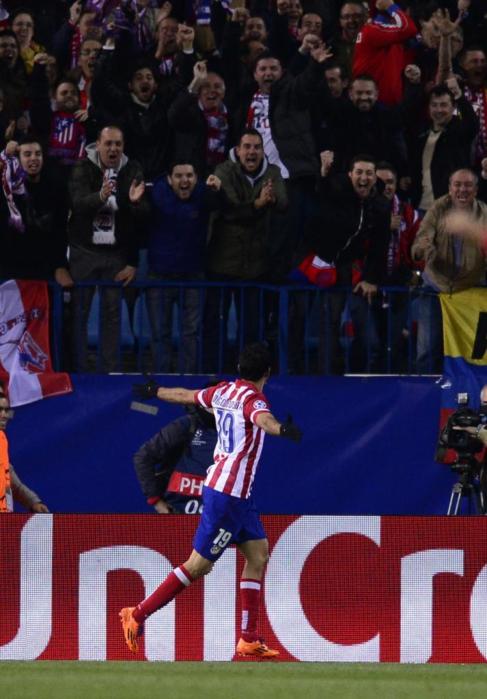Diego Costa celebra uno de sus goles con la grada.