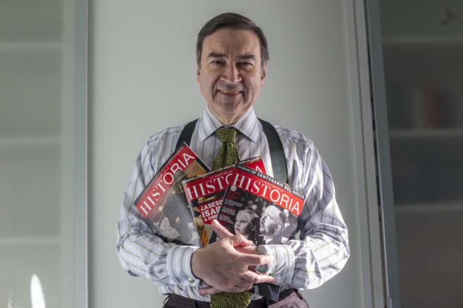 Pedro J. Ramrez posa con algunas de las portadas de la publicacin.