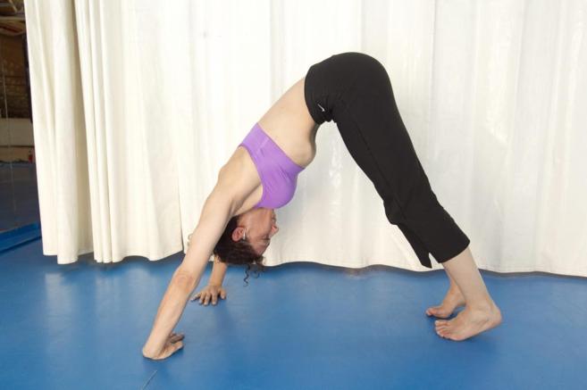 Una mujer haciendo ejercicios hipopresivos para fortalecer la...