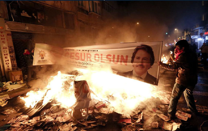 Varios manifestantes queman material de una oficina asaltada del...