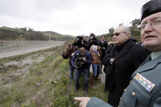 Jorge Fernndez Daz, durante su visita a la frontera de Ceuta con...
