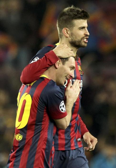 Piqué felicita a Messi tras el 1-0 en el Camp Nou.