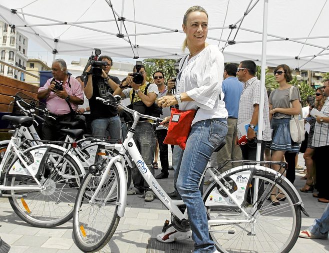 Castedo monta una de las bicicletas del servicio de alquiler.