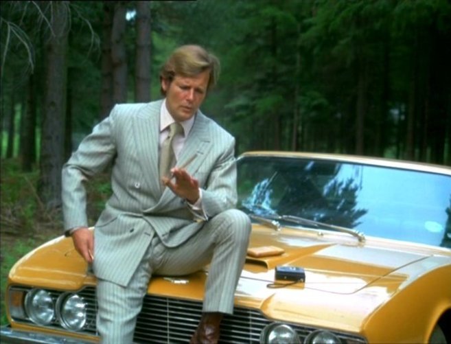 Roger Moore con su Aston Martin en una escena de 'Los...