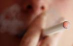 Una mujer consume un cigarrillo electrnico.