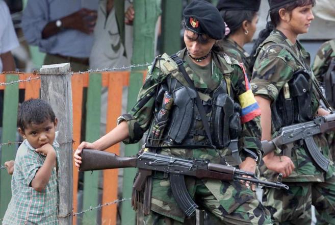 Un nio colombiano, junto a varias guerrilleras de las FARC.