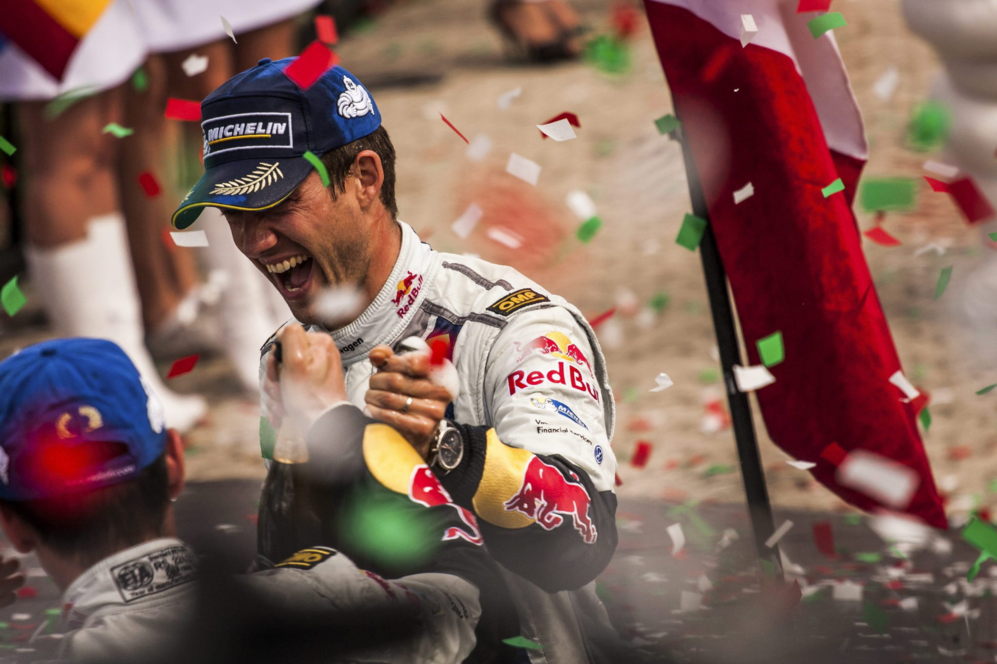El piloto francs Sebastien Ogier celebra su victoria en el Rally de...