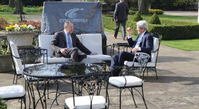 Serguei Lavrov (izda.) y John Kerry discuten sobre Ucrania en su...