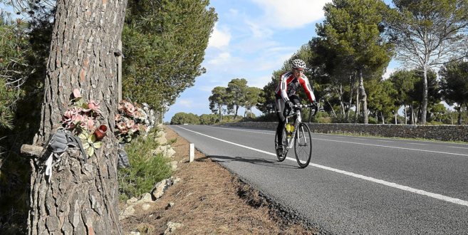 La carretera a Cap Blanc, con el recuerdo a un ciclista fallecido en...
