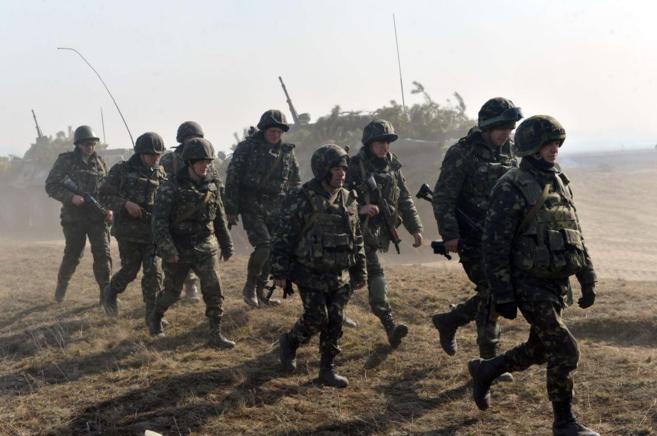 Soldados ucranianos durante un ejercicio militar en la ciudad de...