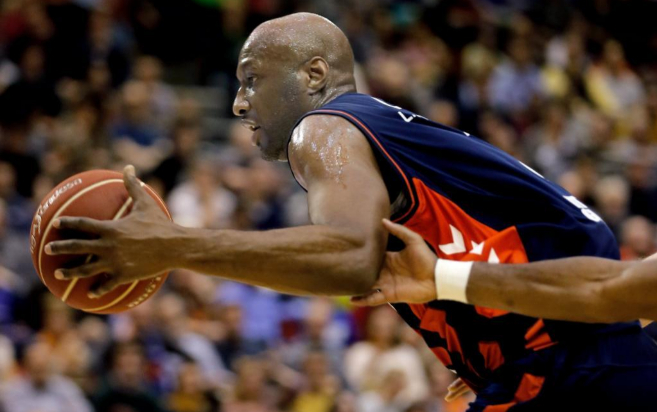 Lamar Odom esquiva a un defensa del Valencia Basket.