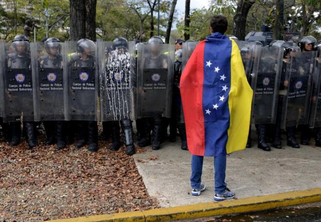 Un estudiante venezulano se planta ante la Guardia Nacional en la...