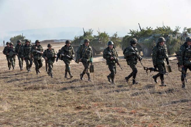 Soldados ucranianos participan en unas maniobras militares cerca de...