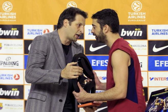 Papaloukas entrega a Navarro el trofeo que le acredita como jugador...