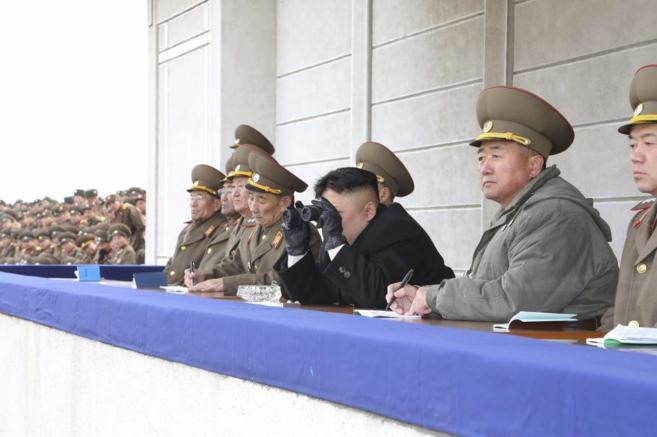 Kim Jong-un observa con prismticos unas maniobras militares.