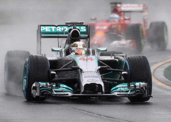 Hamilton, en primera posicin, y detrs Fernando Alonso durante la...