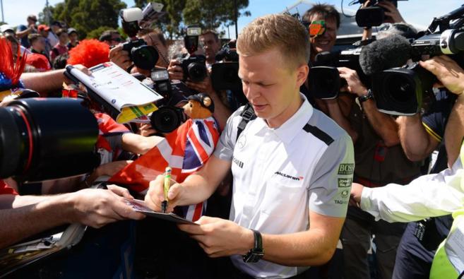 Kevin Magnussen firma autgrafos a las puertas del circuito de Albert...