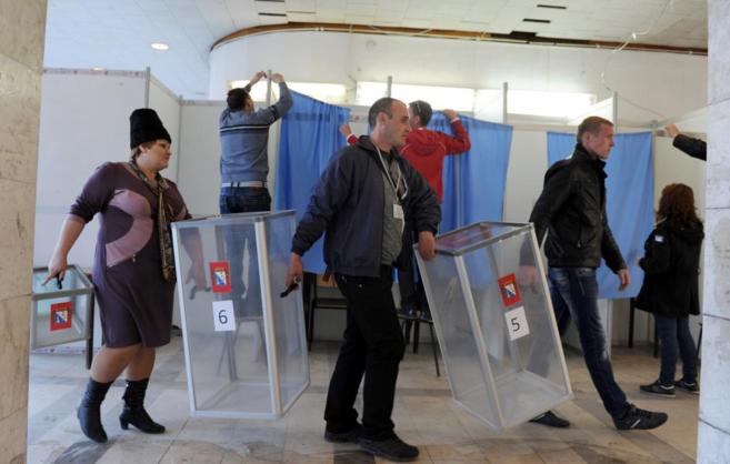 Empleados preparan las urnas en Sebastopol para el referndum de hoy...
