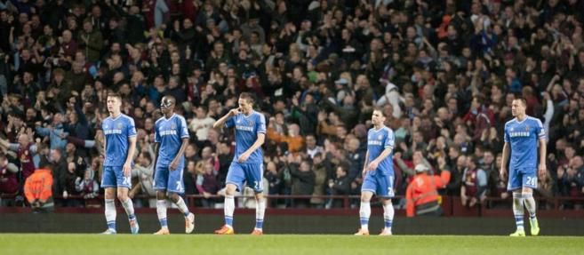 Los jugadores del Chelsea se lamentan tras el gol del Aston Villa.